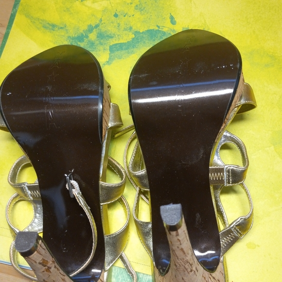 š NEW Womenās Gold Strappy platform Heels Shoes Sandals Sz 8.5 - Picture 4 of 6
